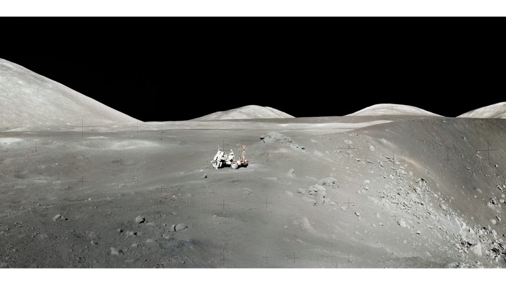 Questa immagine è stata scattata dagli astronauti dell'Apollo 17 (Dr. H. Jack Schmitt e Gene Cernan). 
Illustra una vista del bordo del cratere Shorty e del veicolo lunare itinerante sullo sfondo dei massicci montuosi che definiscono la valle del Taurus-Littrow.

Credit: NASA, ESA, and J. Garvin (NASA/GSFC)
